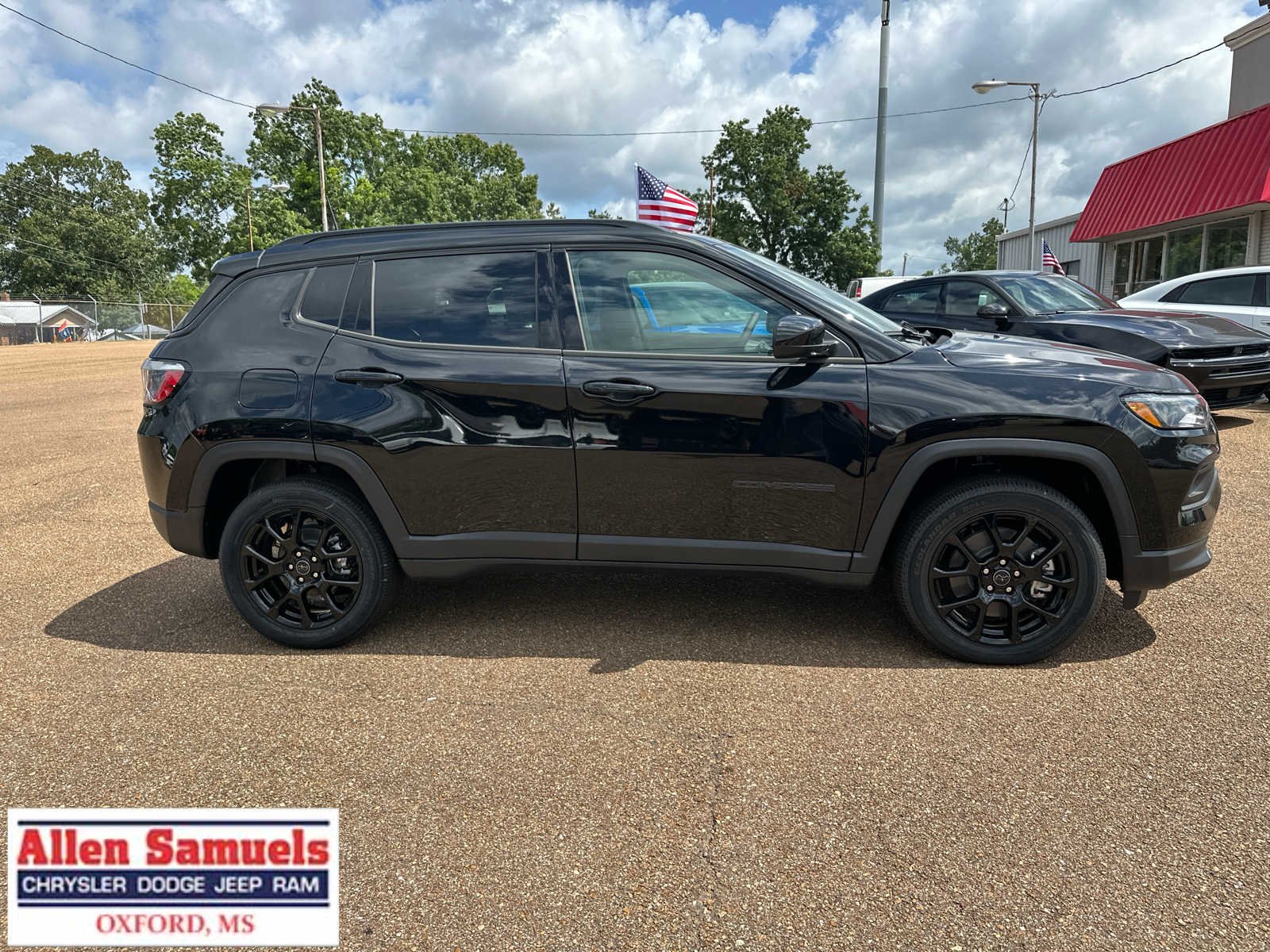 New 2026 Diamond Black Crystal Pearl-Coat Exterior Paint Jeep Latitude image 2