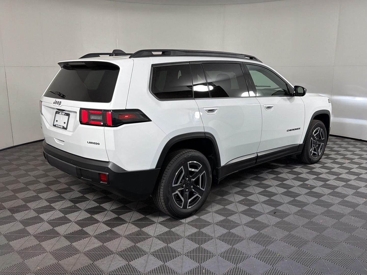 New 2026 Bright White Clear-Coat Exterior Paint Jeep Laredo image 4