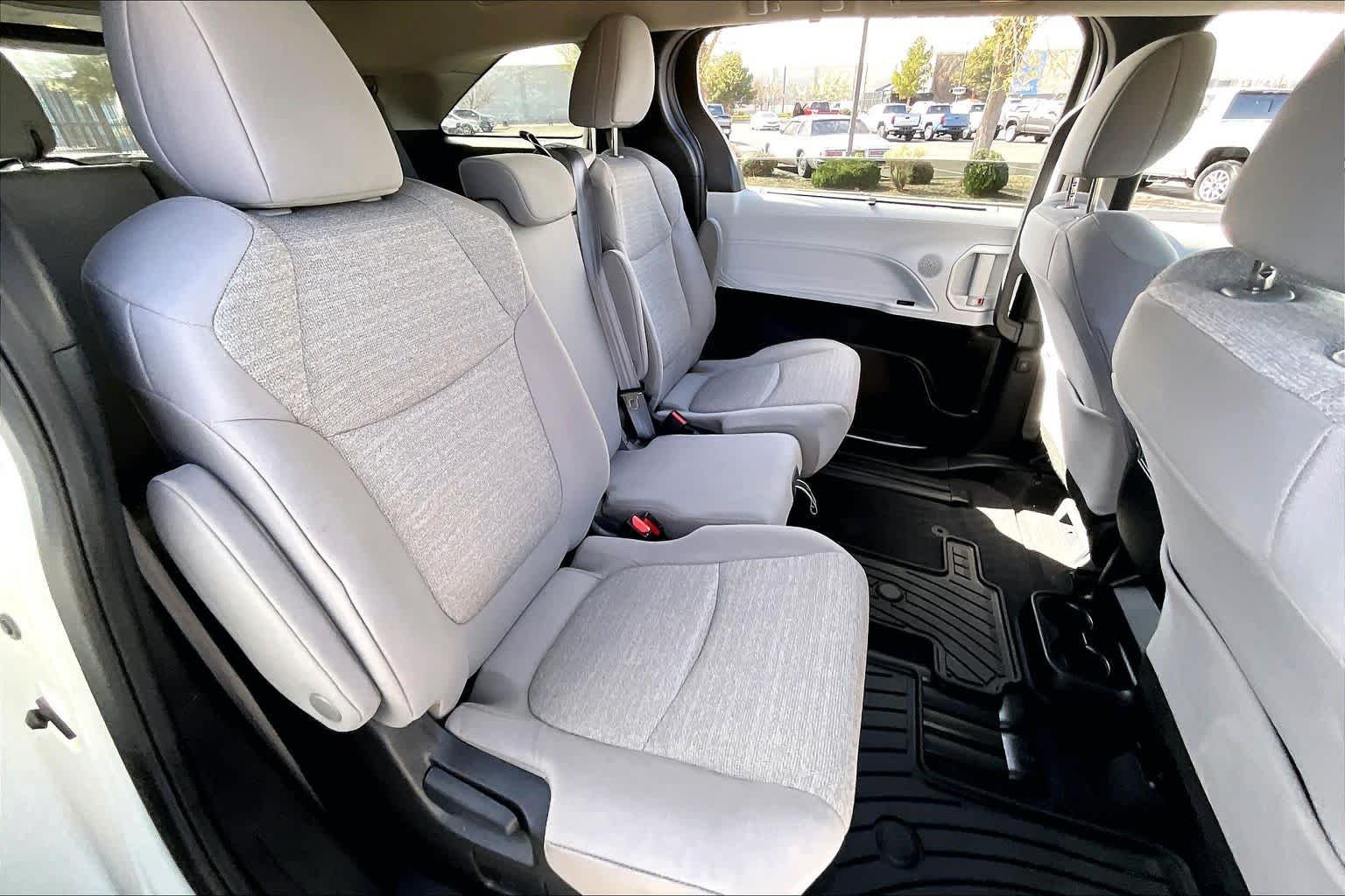 2025 Toyota Sienna LE - Photo 17