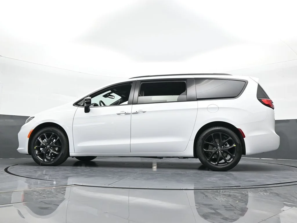 New 2026 Bright White Clear-Coat Exterior Paint Chrysler Select image 56