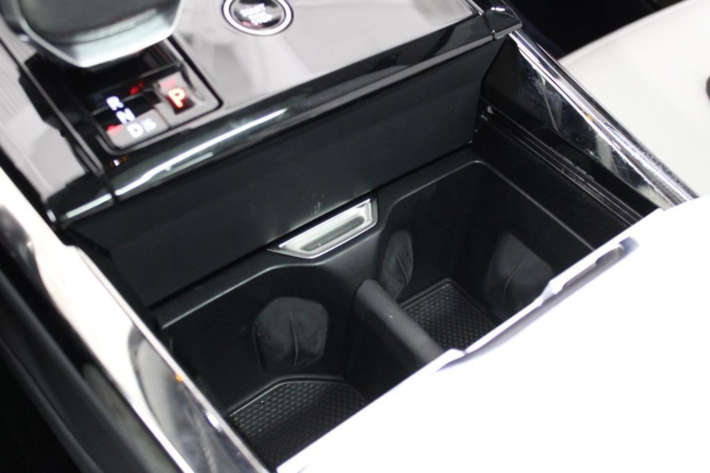 Used 2024  Land Rover SE image 32