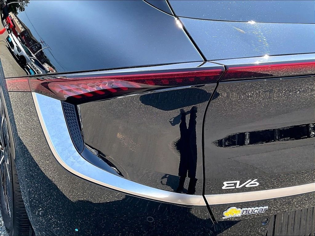 Used 2022 Black Kia Wind image 33