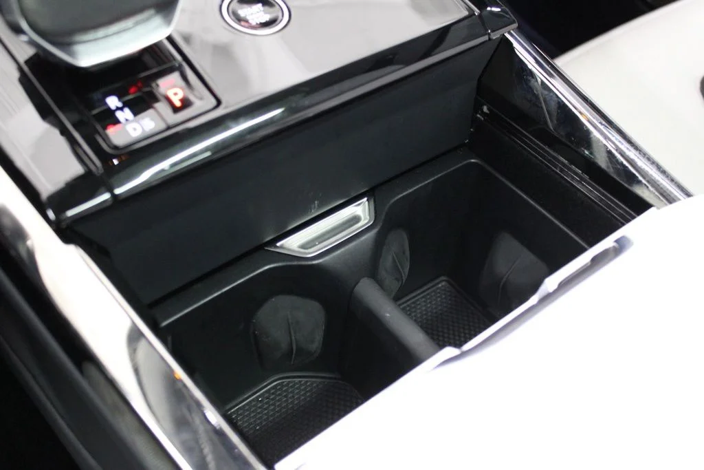 Used 2024 White Land Rover SE image 32