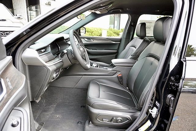 New 2026 Diamond Black Crystal Pearl-Coat Exterior Paint Jeep Limited image 18