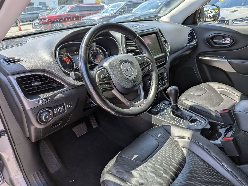 Used 2021 Silver Jeep Latitude Lux image 13