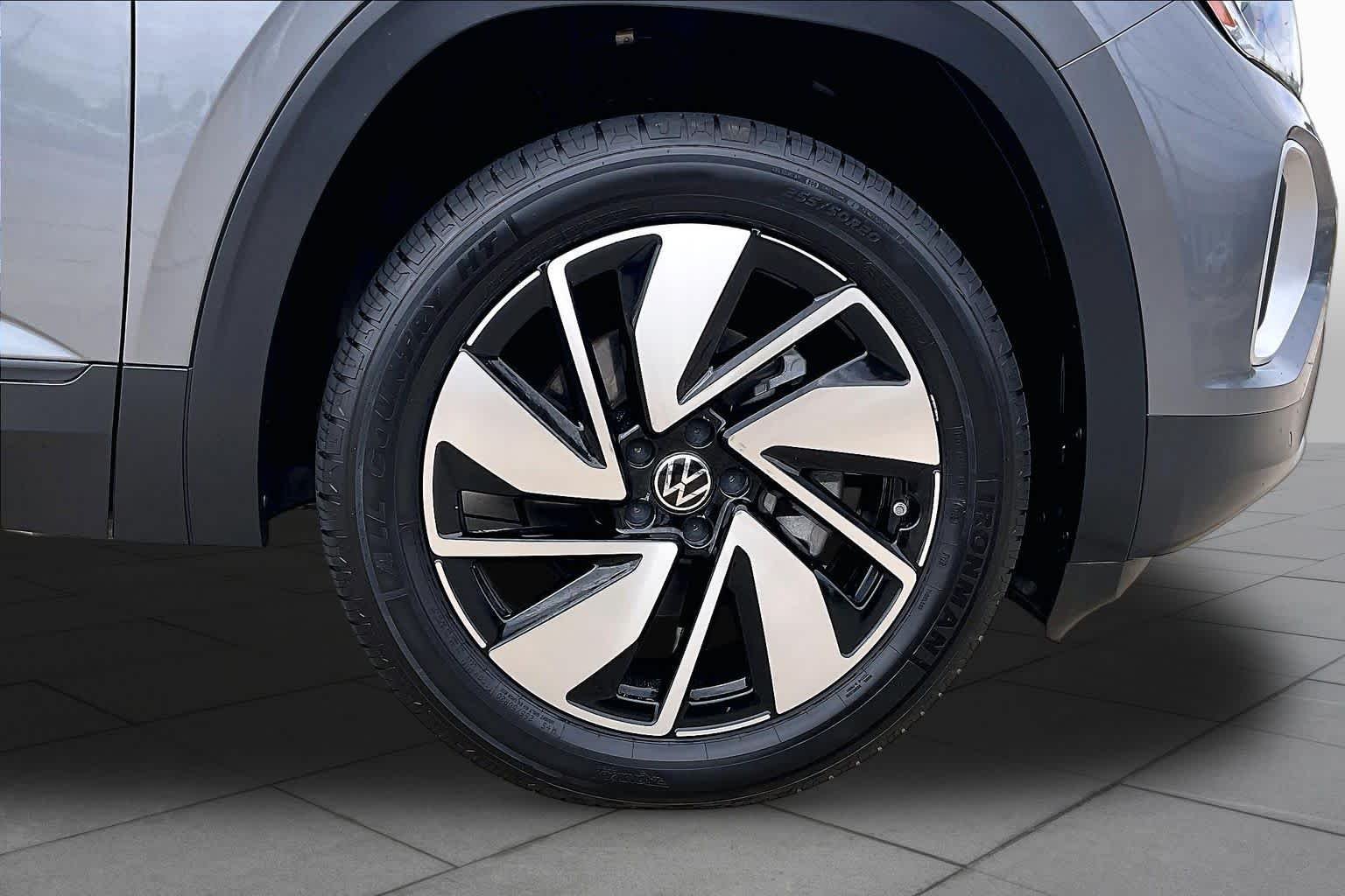 Used 2025 Platinum Gray Metallic Volkswagen 2.0T SE w/Technology image 10