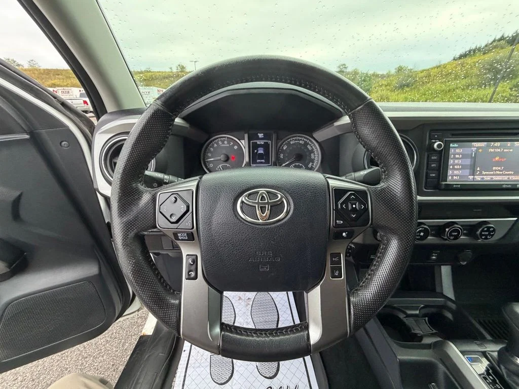 Used 2018 White Toyota SR5 image 28