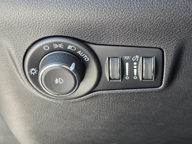 New 2026 Bright White Clear-Coat Exterior Paint Jeep Latitude image 25