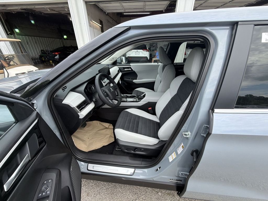 New 2026 Gray Mitsubishi SE image 11