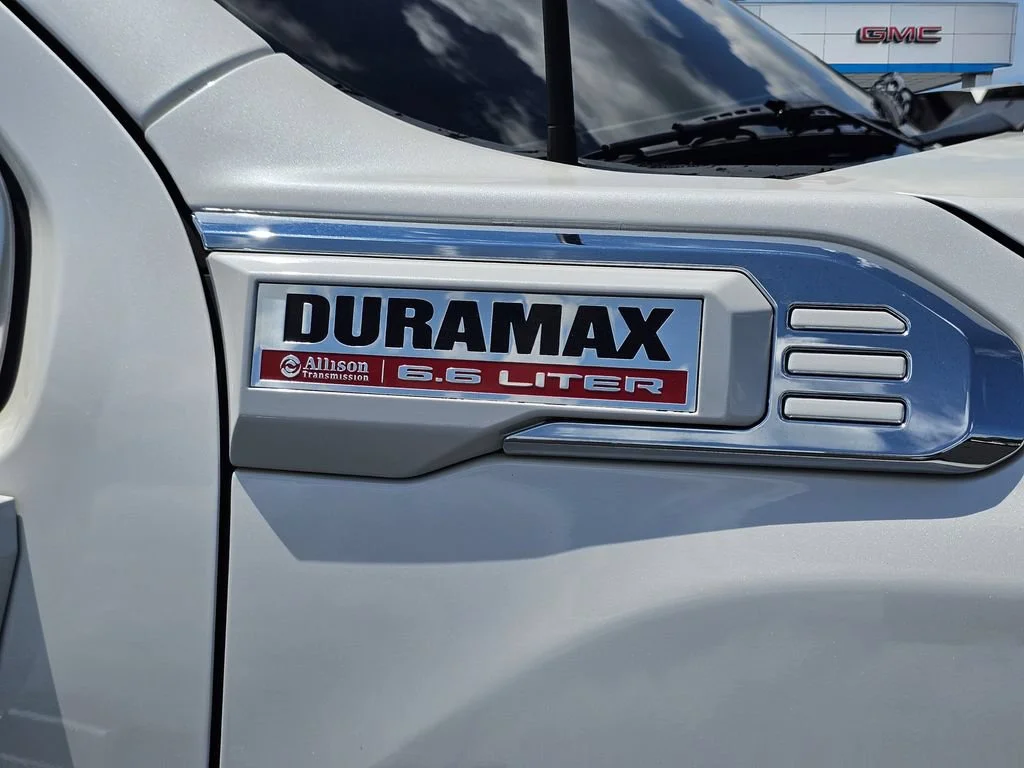 Used 2025 White Frost Tricoat GMC Denali image 7