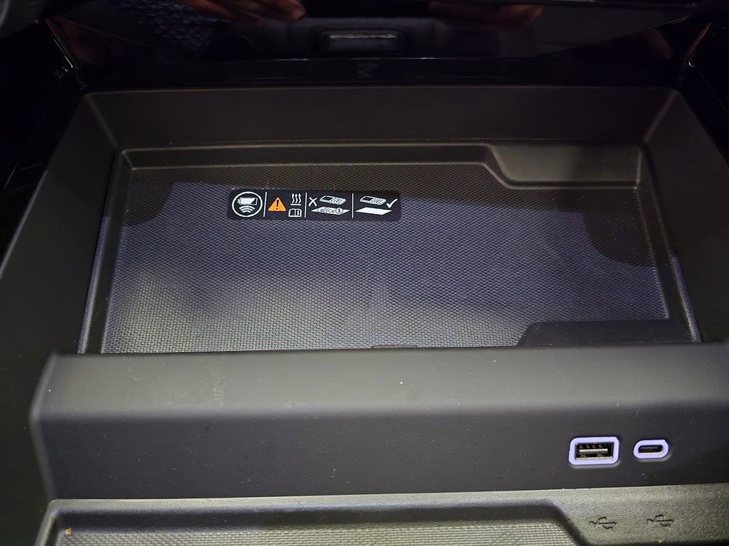 2025 Chevrolet Suburban Z71 - Photo 26