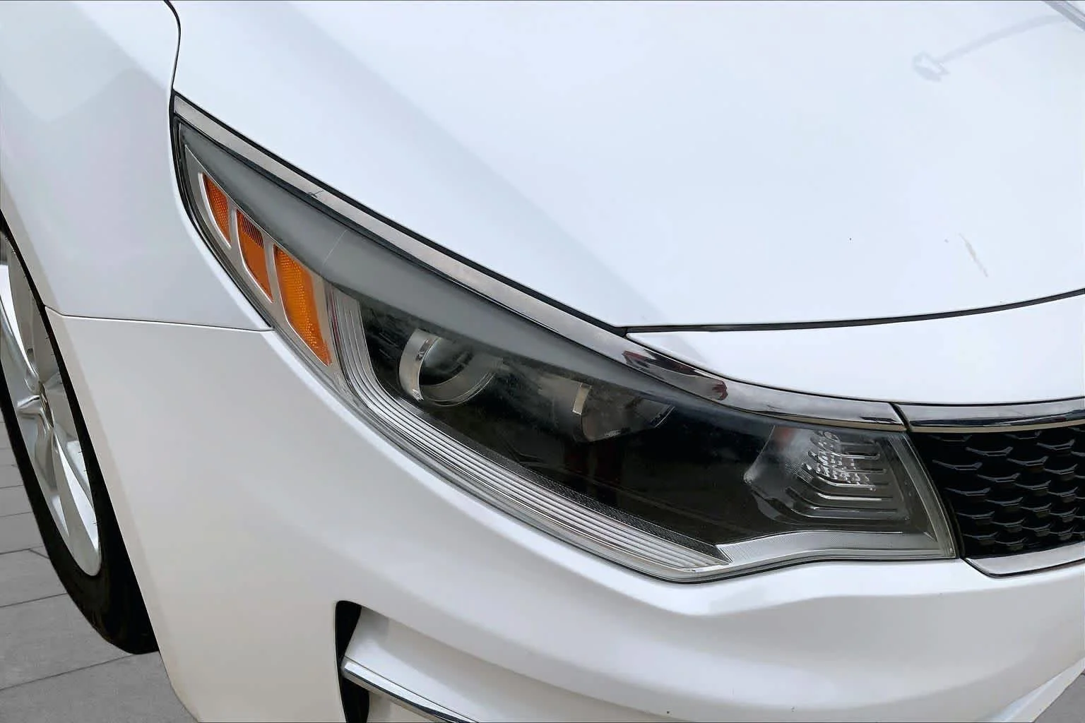 Used 2018 Snow White Pearl Kia LX image 26