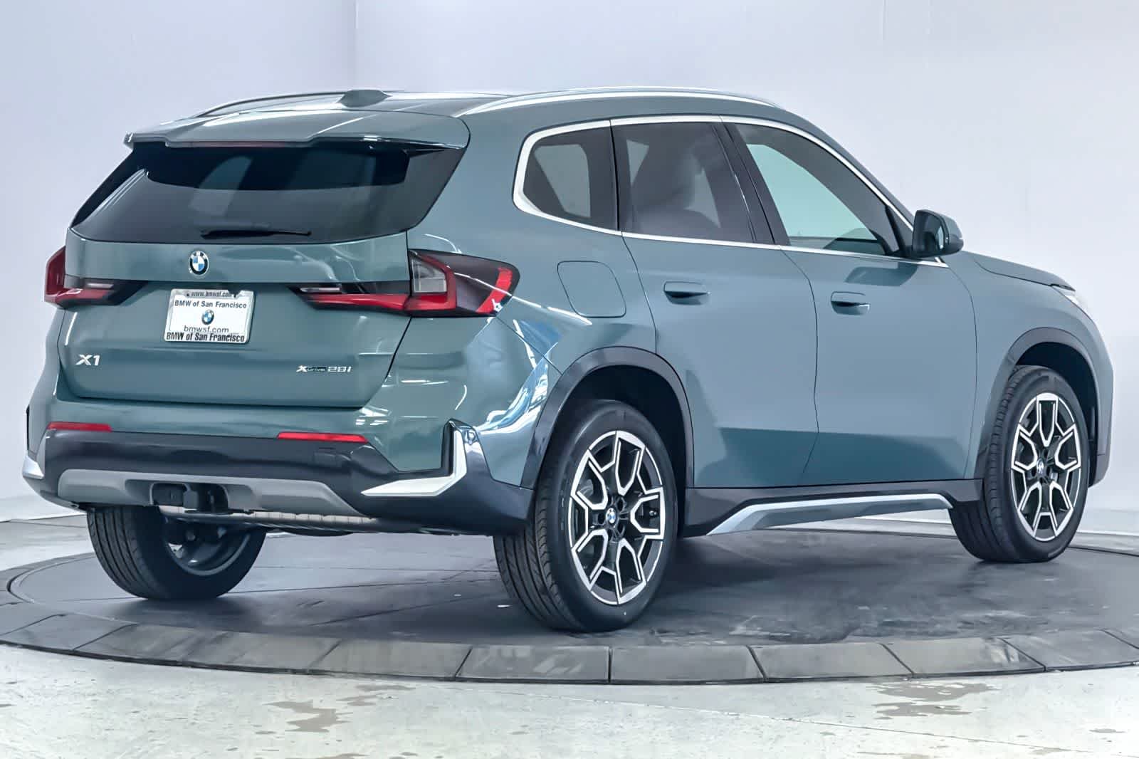 New 2026 Cape York Green Metallic BMW xDrive28i image 2
