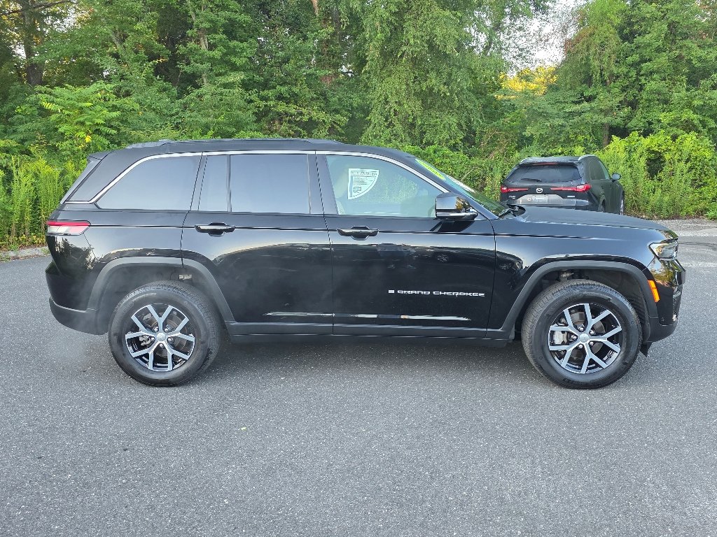 Certified Used 2025 Diamond Black Crystal Pearl Coat Jeep Limited image 18