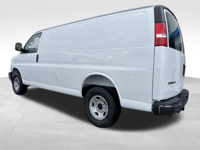 New 2026 Summit White Chevrolet WT image 3