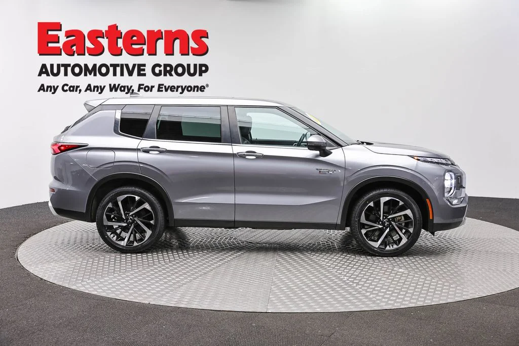 Used 2023 Silver Mitsubishi SE image 4