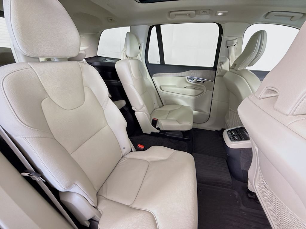 Used 2023 Black Volvo B6 Plus 6-Seater image 30