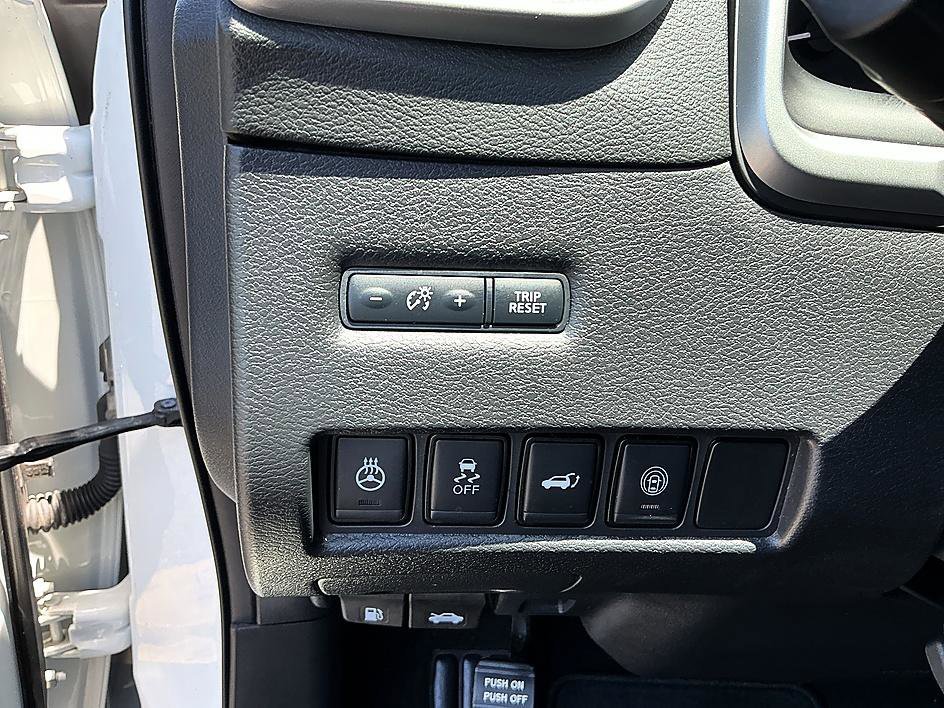 Used 2019 Pearl White Tricoat Nissan SL image 13