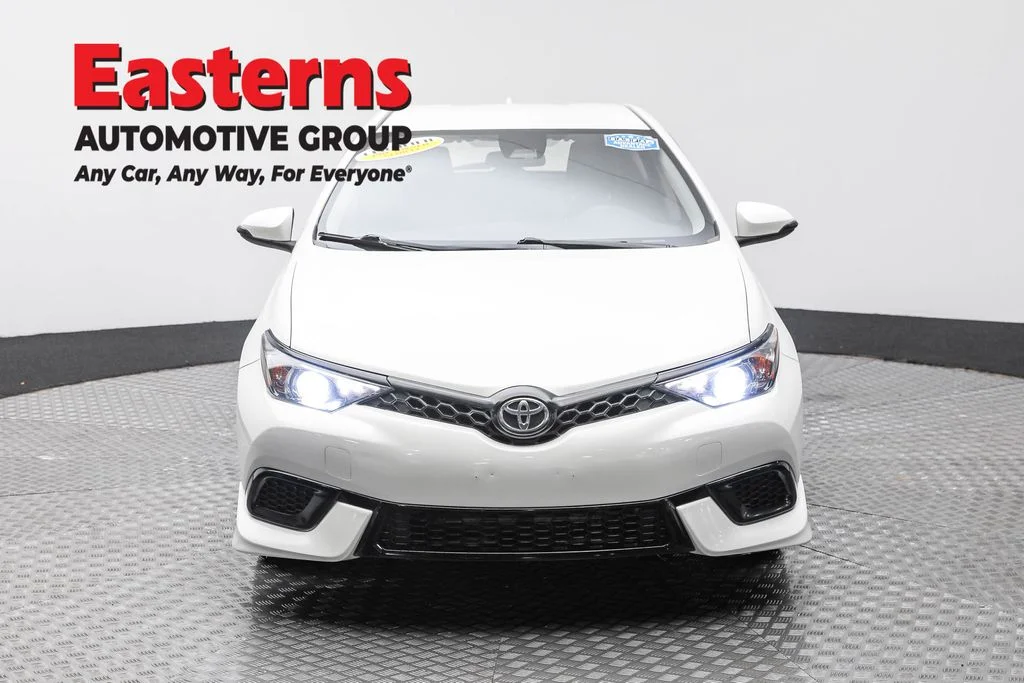 Used 2018 White Toyota Base image 2