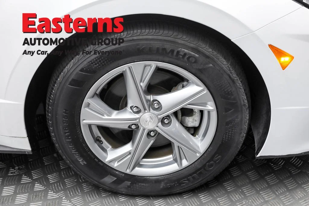 Used 2022 White Hyundai SE image 28