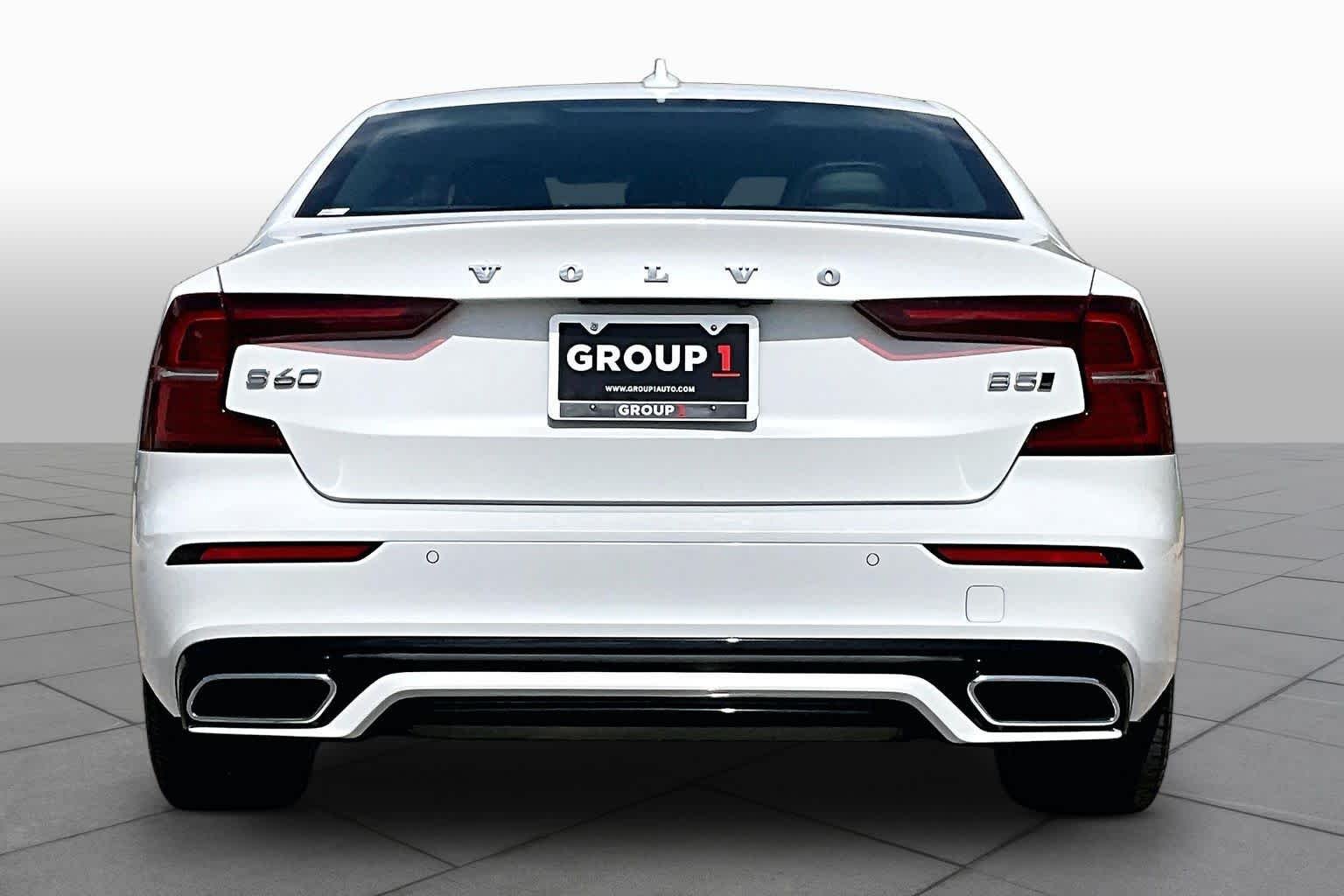 Used 2022 Crystal White Metallic Volvo Momentum image 5