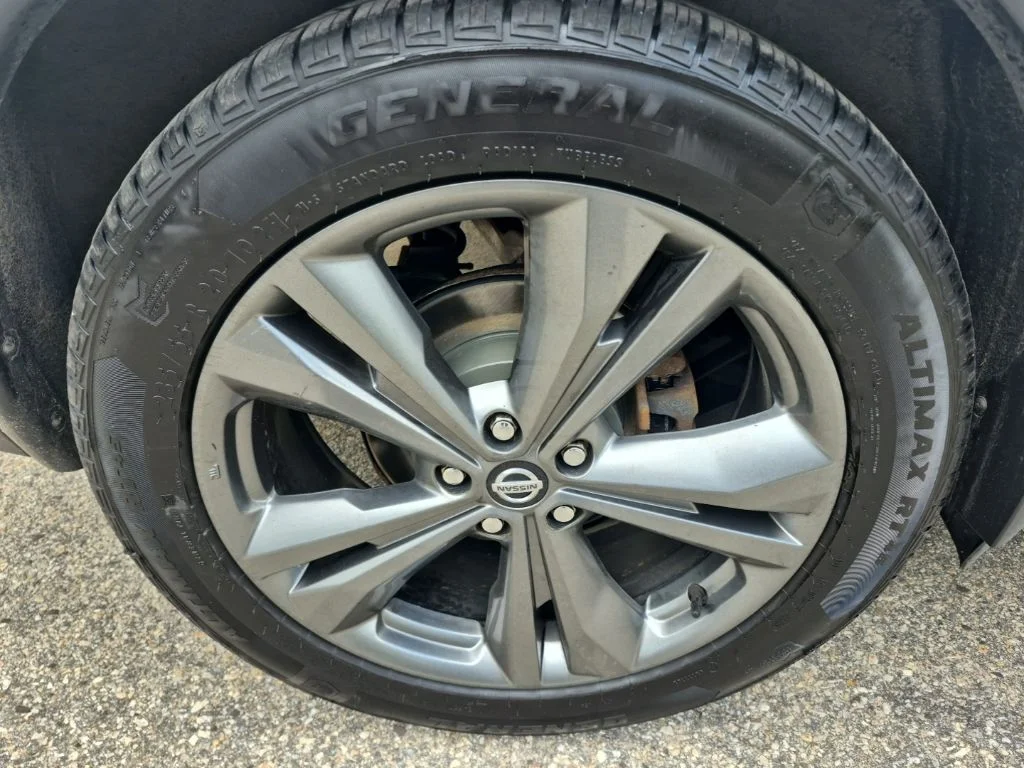 Used 2020 White Nissan Platinum image 9