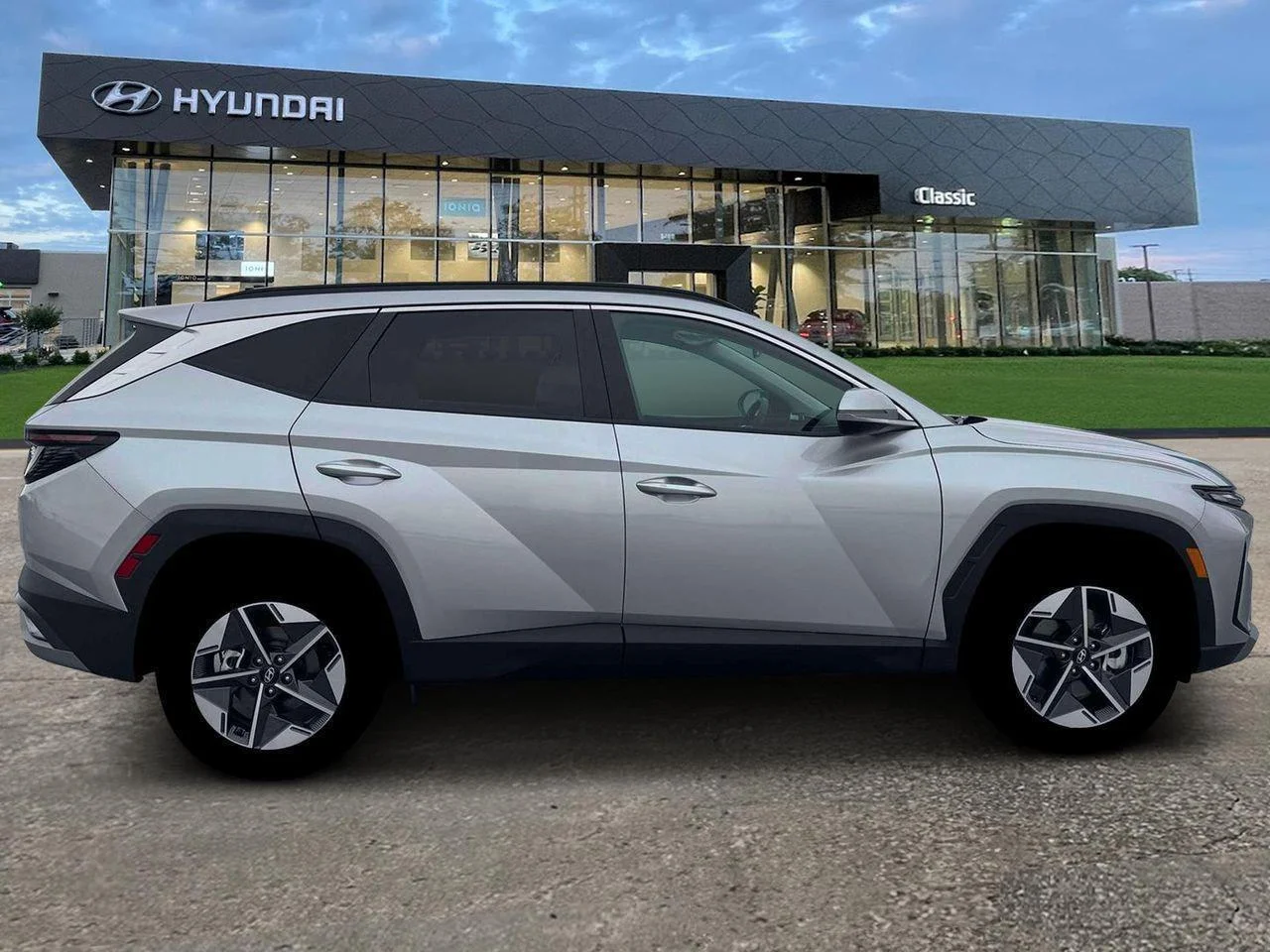 New 2026 Shimmering Silver Metallic Hyundai SEL Premium image 9
