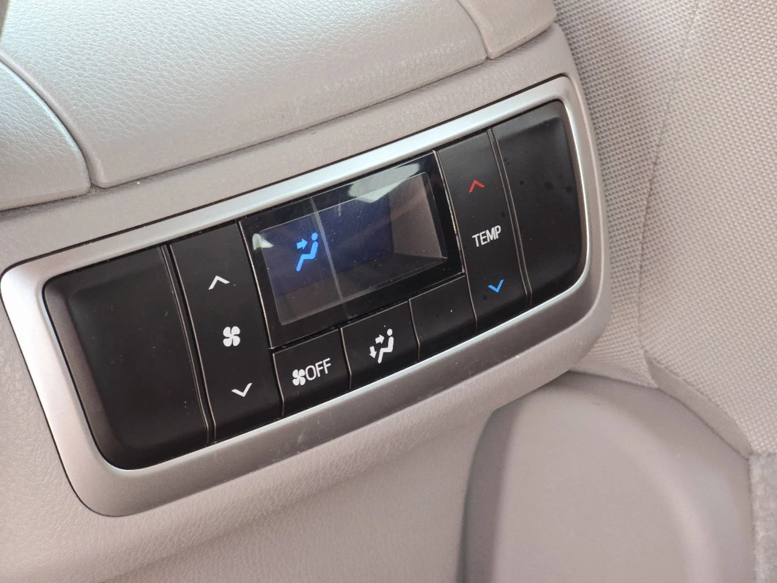 Used 2018 Midnight Black Metallic Toyota LE image 19