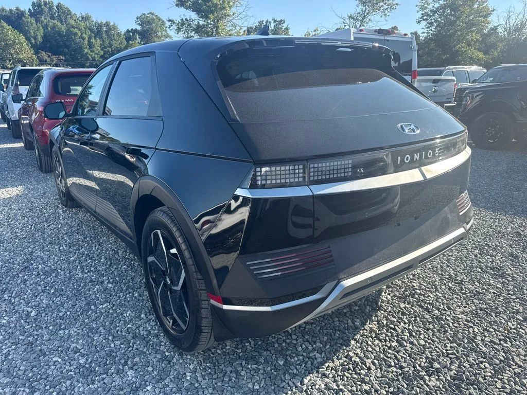 Used 2024 Black Hyundai SEL image 4