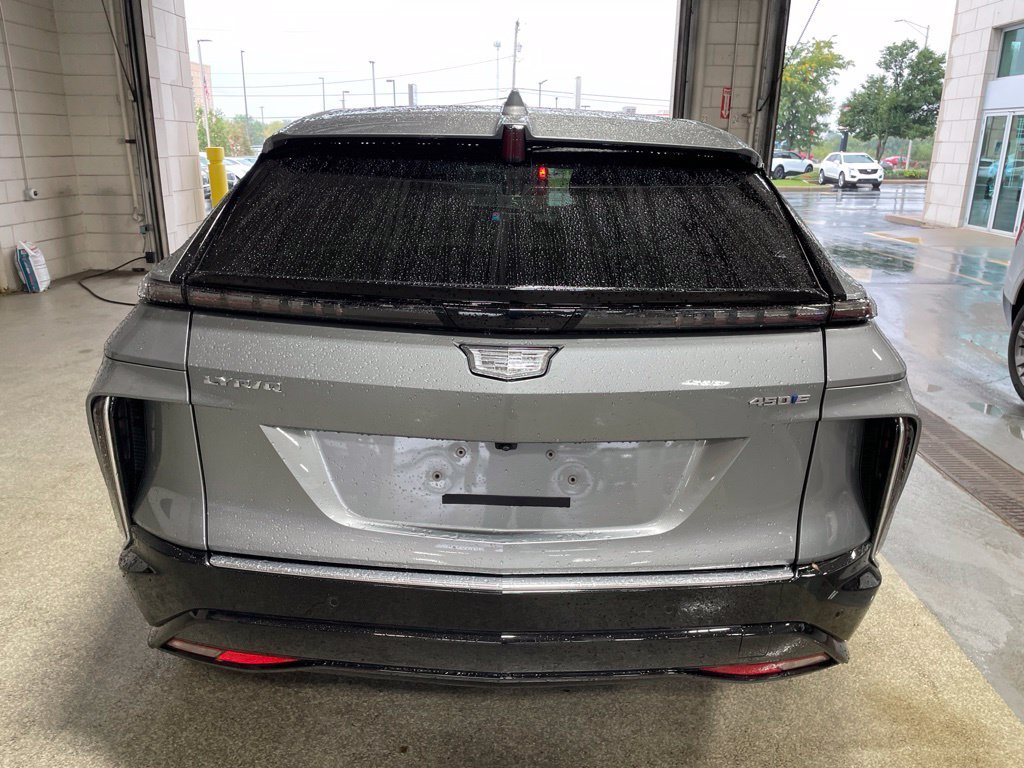 Used 2024 Silver Cadillac Luxury image 4