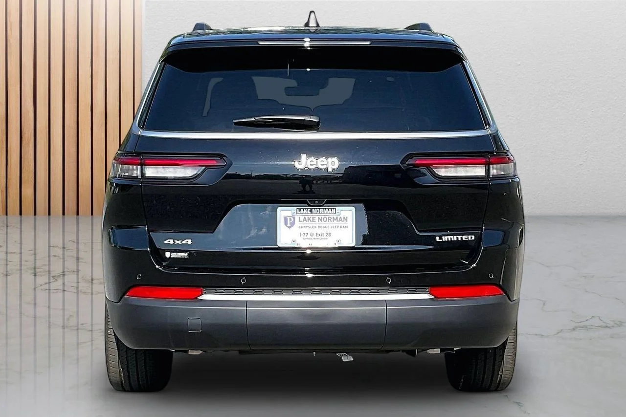 New 2026 Diamond Black Crystal Pearl-Coat Exterior Paint Jeep Limited image 6
