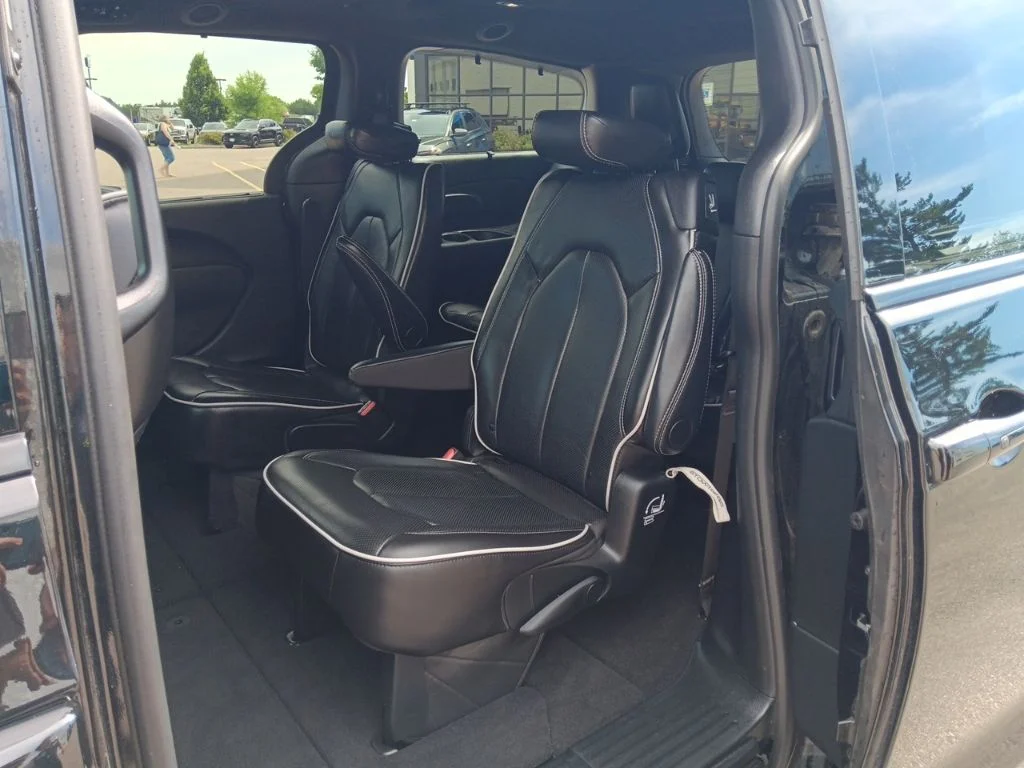 Used 2025 Diamond Black Crystal Pearlcoat Chrysler Limited image 32