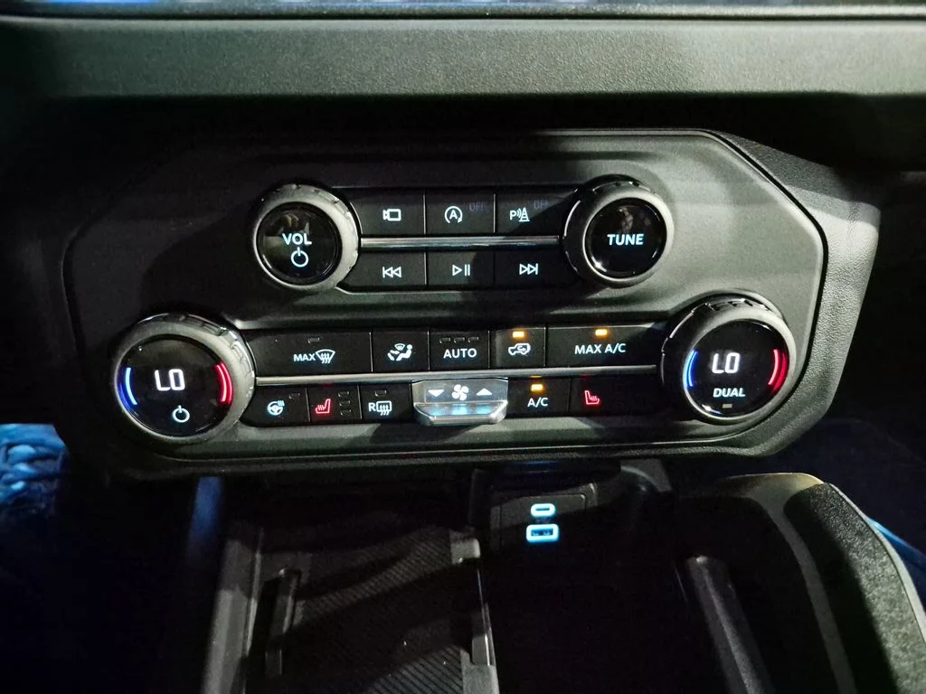 New 2025 Velocity Blue Metallic Ford Badlands® image 31