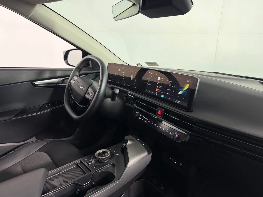 Certified Used 2025  Kia Light image 30