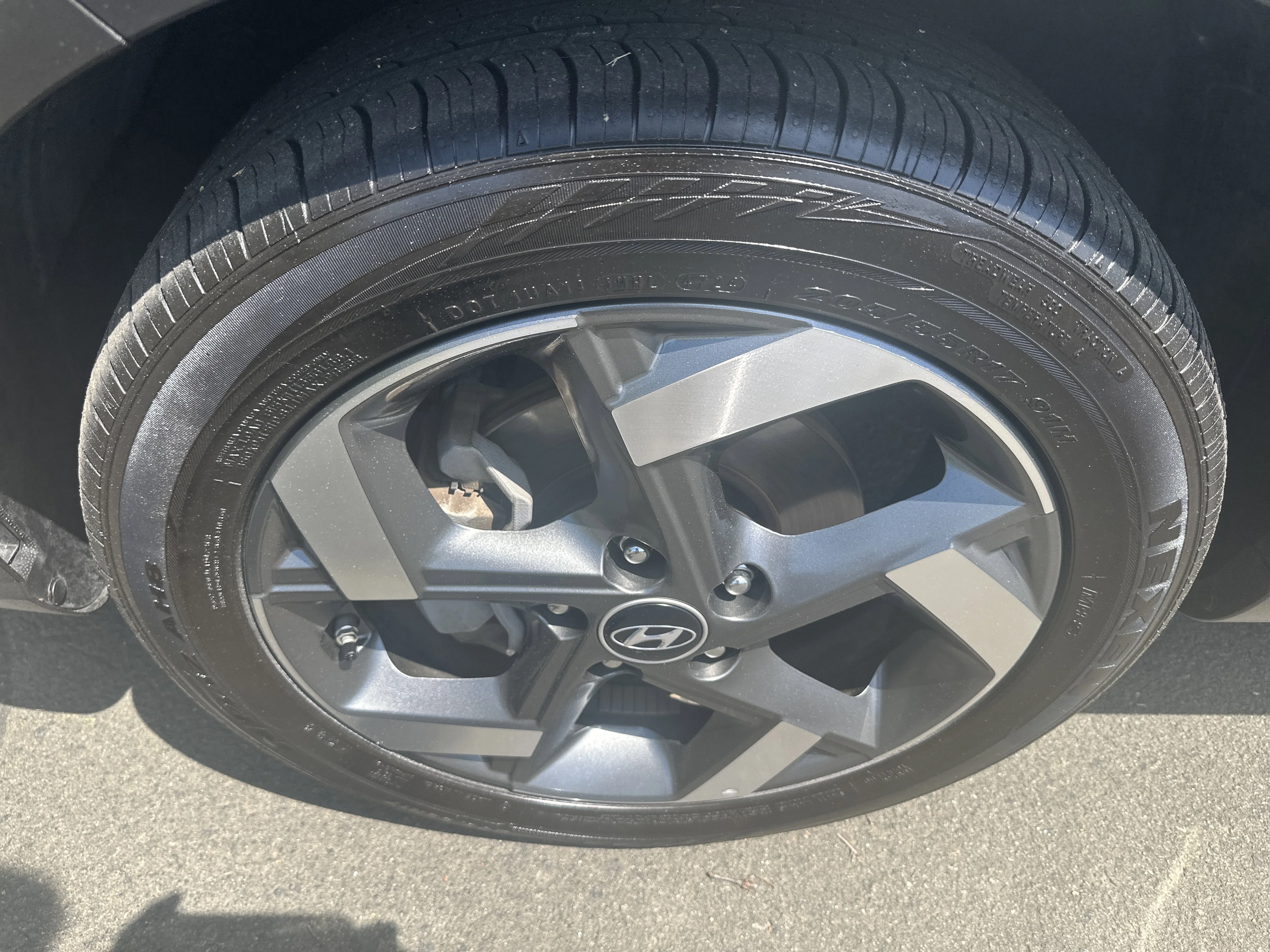 Used 2025 Onyx Black Hyundai SEL image 31