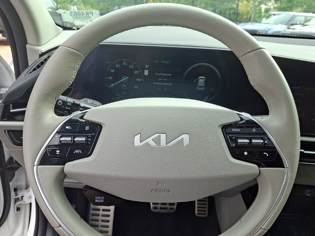 Used 2023 White Kia Wave image 22