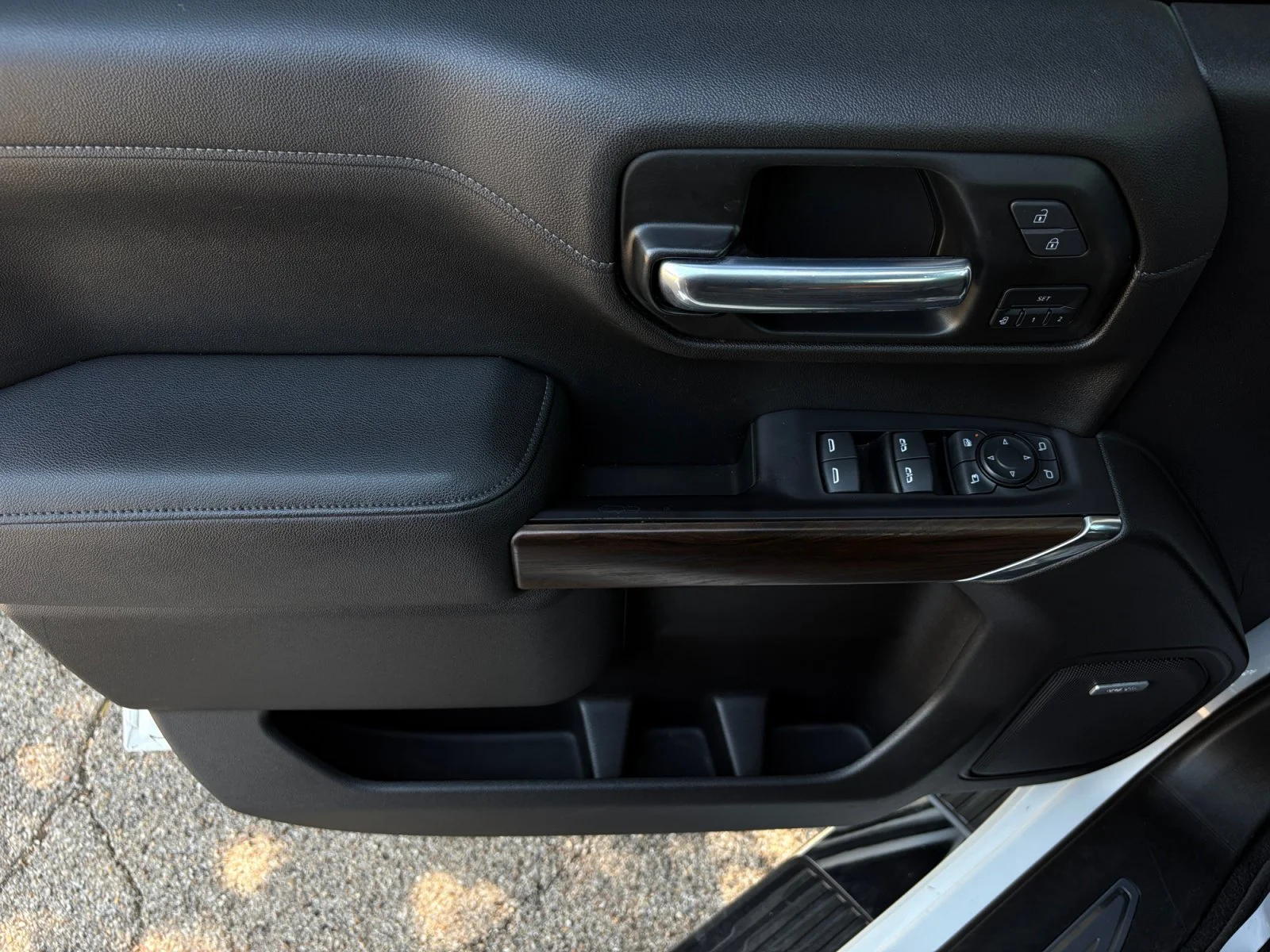Used 2021 White Frost Tricoat GMC SLT image 30