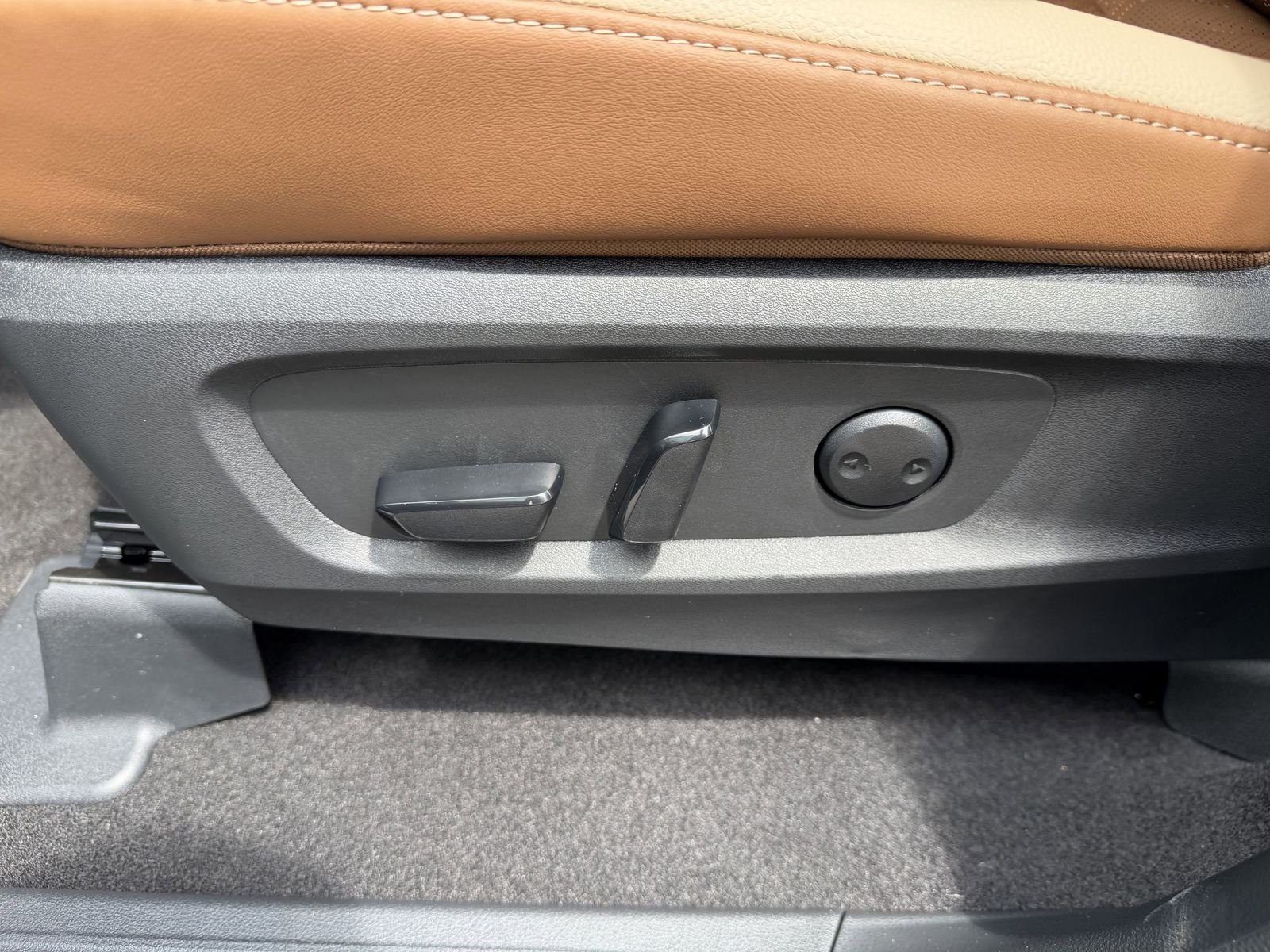 New 2026 Gray Nissan Platinum image 23
