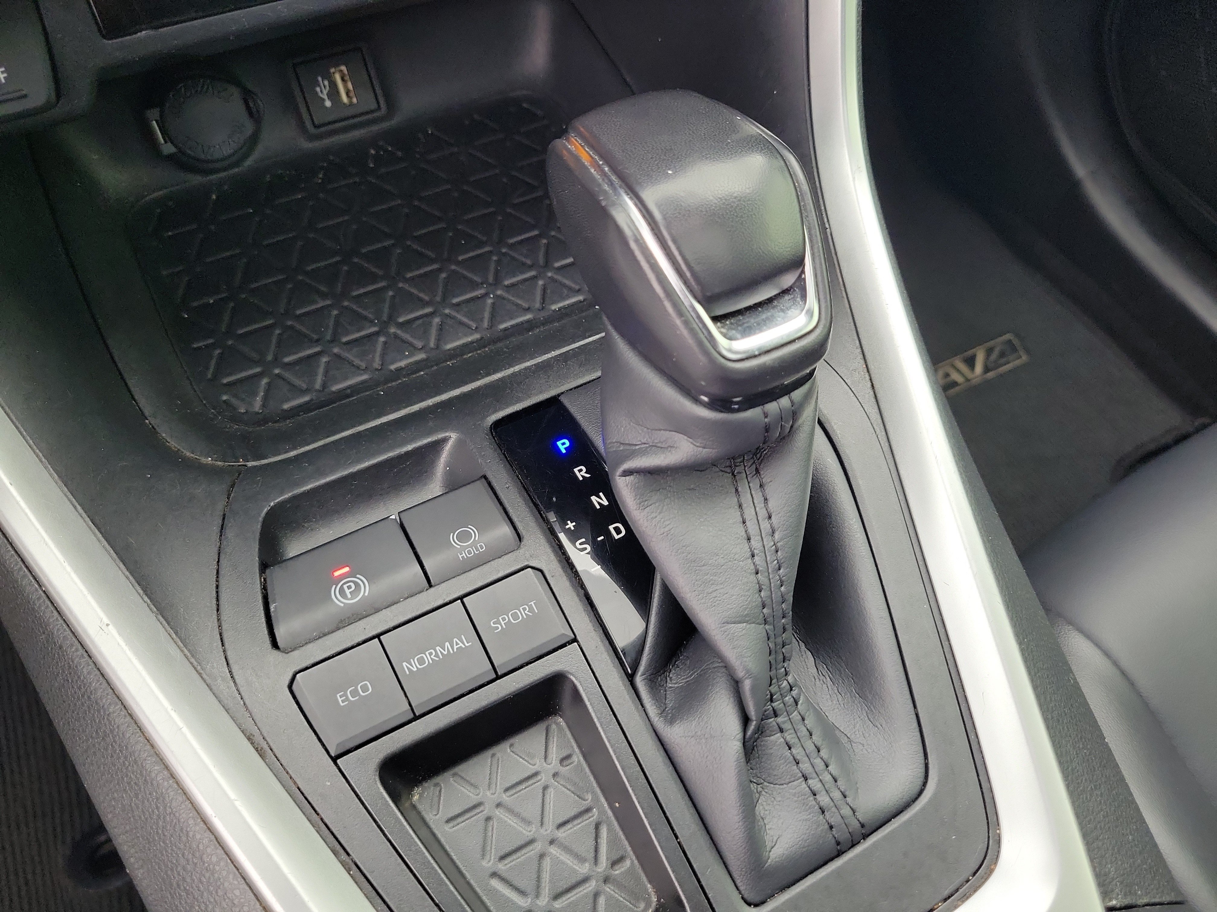 Used 2024 Midnight Black Metallic Toyota XLE Premium image 32