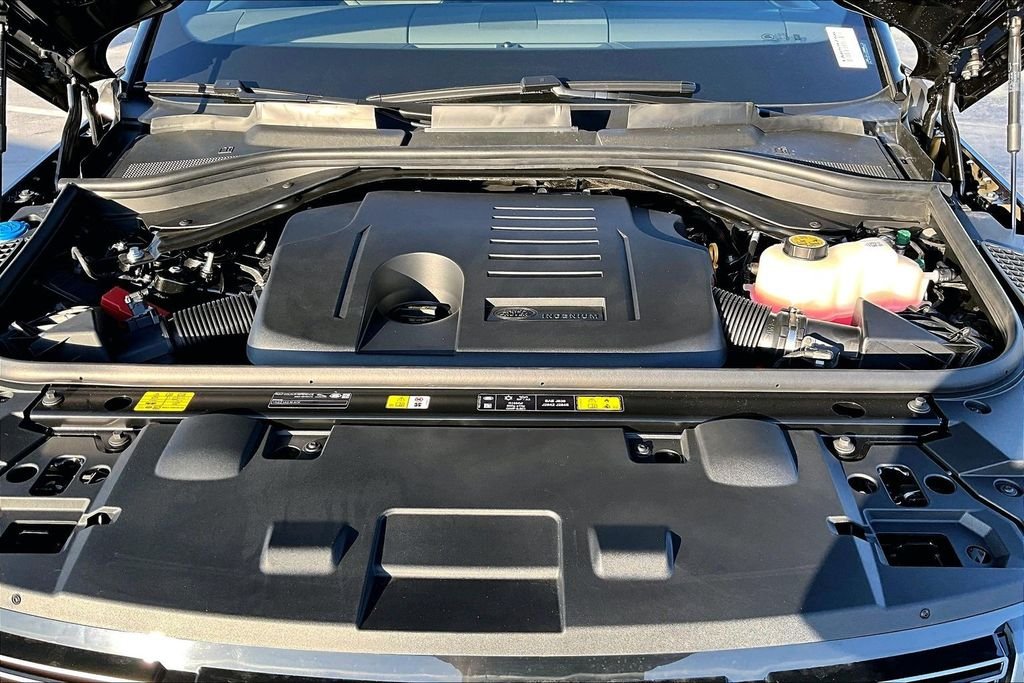 New 2026 SANTORINI BLACK Land Rover SE image 12