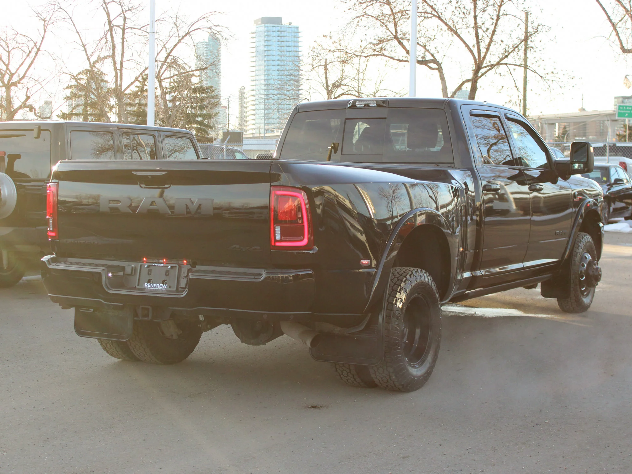 Certified Used 2025 Black RAM Limited * No Accidents | Cummins Diesel | Night Edition | 5th Wheel & Gooseneck | Apple CarPlay image 17