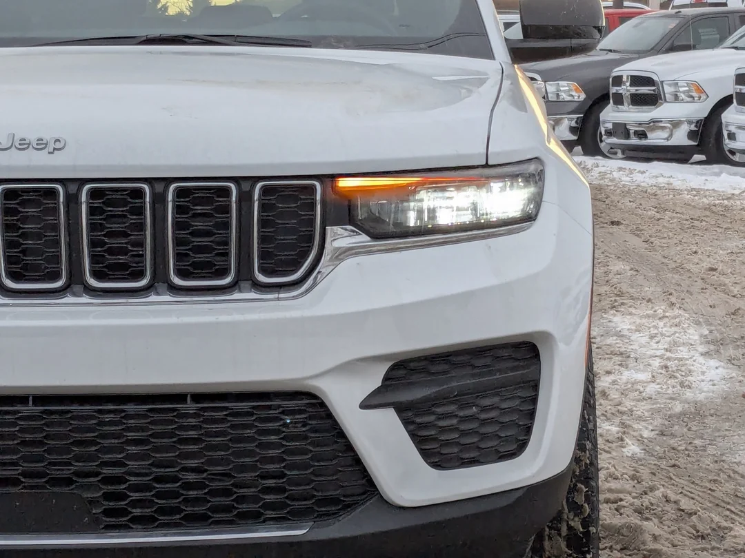 New 2025 White Jeep Laredo - - 4x4 - Heated Seats & Steering - Adaptive Cruise - LED Lighting & More! image 10