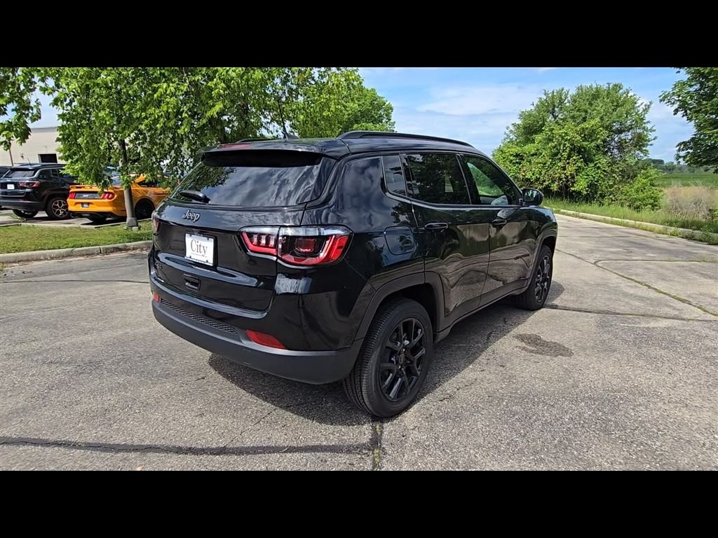 New 2026 Diamond Black Crystal Pearl-Coat Exterior Paint Jeep Altitude image 7