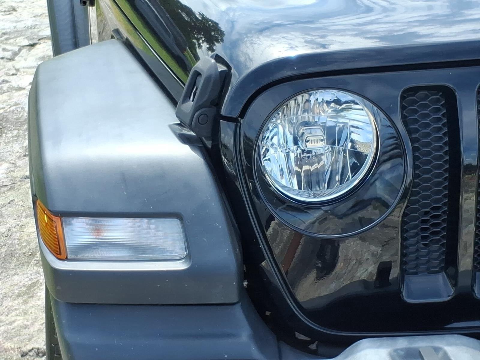 Used 2018 Black Clearcoat Jeep Sport S image 3