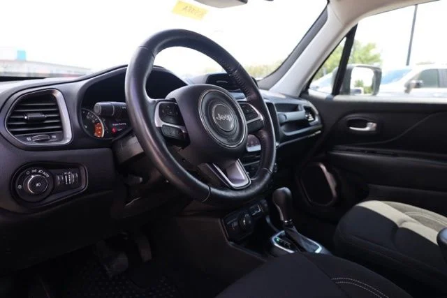 Used 2023 White Jeep Latitude image 21