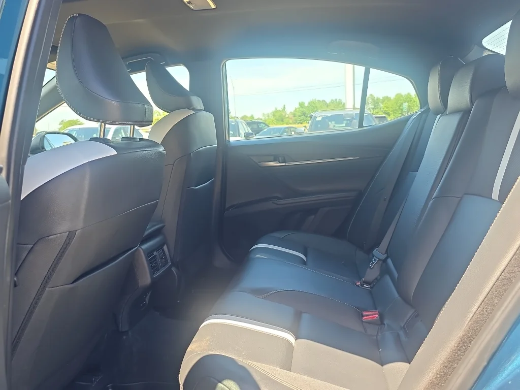 2025 Toyota Camry SE - Photo 4
