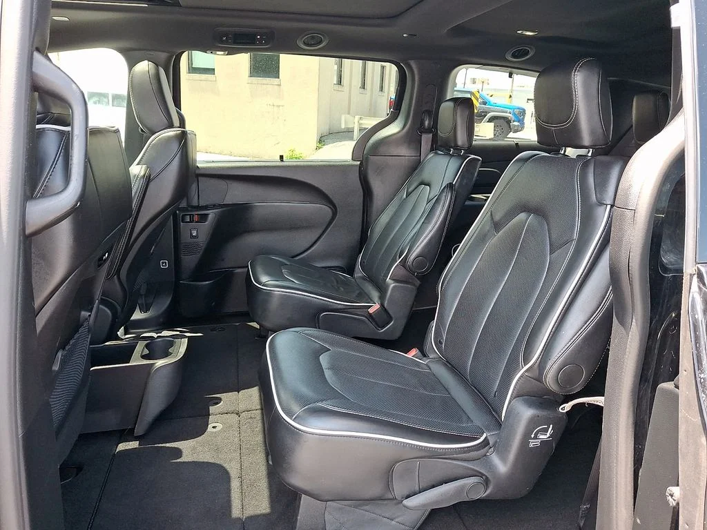 Used 2025 Black Chrysler Limited image 10
