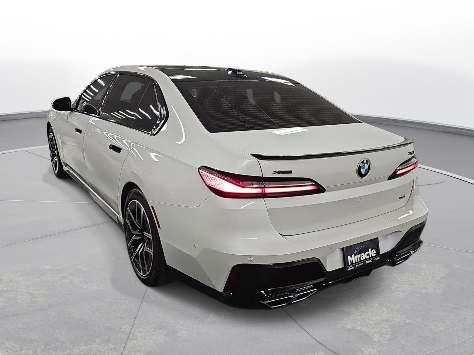 Used 2024 Mineral White BMW 760i xDrive image 8