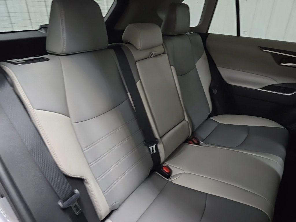Used 2021 Silver Toyota XLE Premium image 17