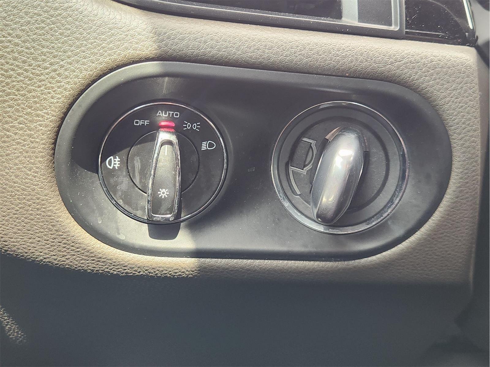 2022 Porsche Macan photo 22 of 33